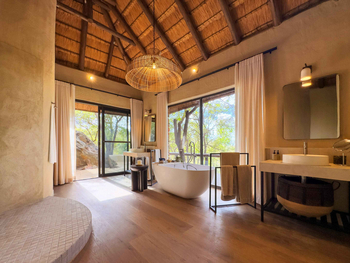 Madikwe Hills Private Game Lodge: Badewanne und weitläufige Fenster zur Natur