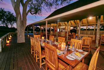 Mogogelo Camp Mogogelo Camp: Esstisch auf dem Deck