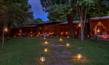 Naibor Camp: Hauptzelt am Abend