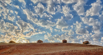 Namib Dune Star Camp Namib Dune Star Camp: Cabins vor den Wolken