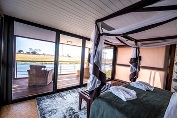 Namushasha River Villa: Doppelbett mit Moskitonetz