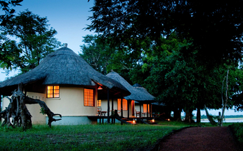 Nsefu Camp: Rondavels unter Bäumen