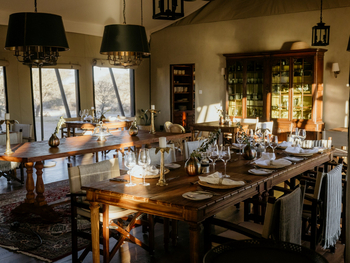 Otjiwa Thornbush Tented Camp: Esszimmer mit Holztischen und Korbstühlen