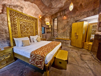 Tathastu Resort Pench: Doppelbett in der Gästehöhle