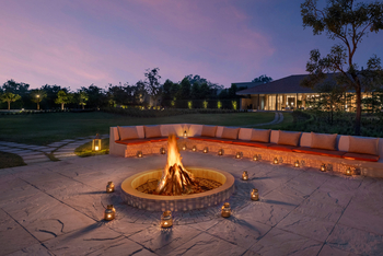 The Oberoi Vindhyavilas Wildlife Resort: Bonfire