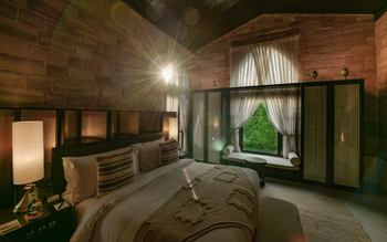 The Postcard Gir Wildlife Sanctuary: Doppelbett und Fenster zum Grünen