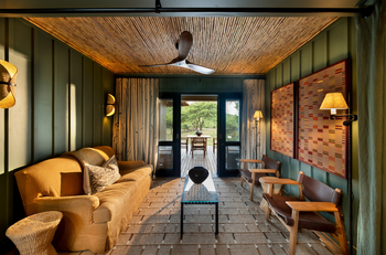 andBeyond Phinda Zuka Lodge: Elegante Lounge mit Bambusdecke und Wildnisblick