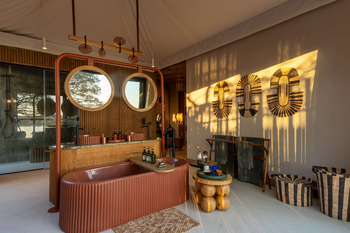 Anantara Tented Camp Kafue River: Badezimmer mit Wanne und runden Spiegeln