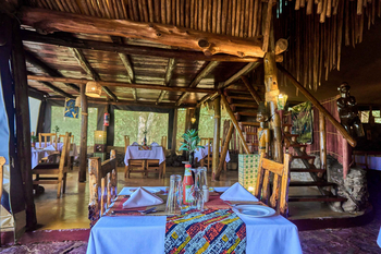 Ikoma Tented Camp: Luftige Holz-Und Stroh-Dining-Area