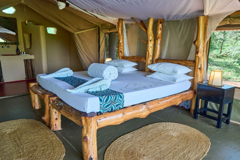 Ikoma Tented Camp: Bett mit Handtüchern und Blütenblättern