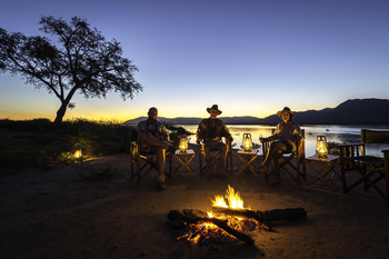 John's Camp John's Camp: Am Lagerfeuer