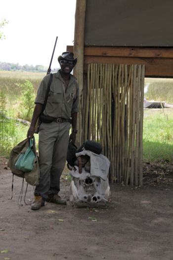 Kujwana Camp: Guide mit Gepäck