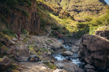 Lake Natron Tented Camp: Wanderer mit Rucksack in Felsenschlucht