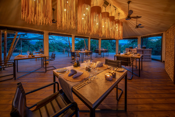 Magashi Camp: Esstisch