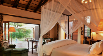 Mateya Safari Lodge: Luxuriöse Suite mit weißem Baldachinbett