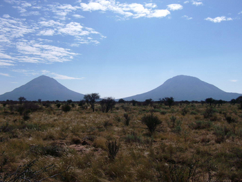 Otjiwa Mountain Lodge: Hartebeestkuppe und Schwesterberg