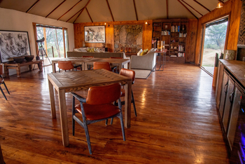 Sayari Camp: Esstisch