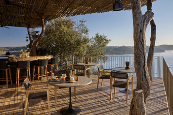 Singita Pamushana Lodge: Deck und Bar
