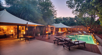 Sujan Sher Bagh: Imperial Raj Bagh Suite - Laternen am Pool