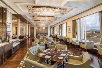 Taj Santacruz, Mumbai: Restaurant mit Blick auf die Startbahn