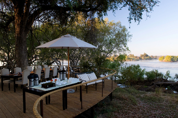 Toka Leya Camp Toka Leya Camp: Essbereich Terasse