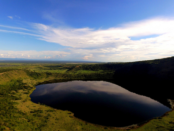 Volcanoes Kyambura Gorge Lodge: Lake Kitagata