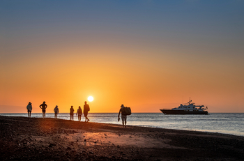 andBeyond Galapagos Explorer: Gäste blicken auf goldene Abendsonne