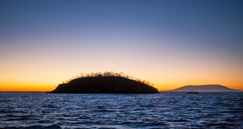 andBeyond Galapagos Explorer: Insel-Silhouetten vor goldener Dämmerung