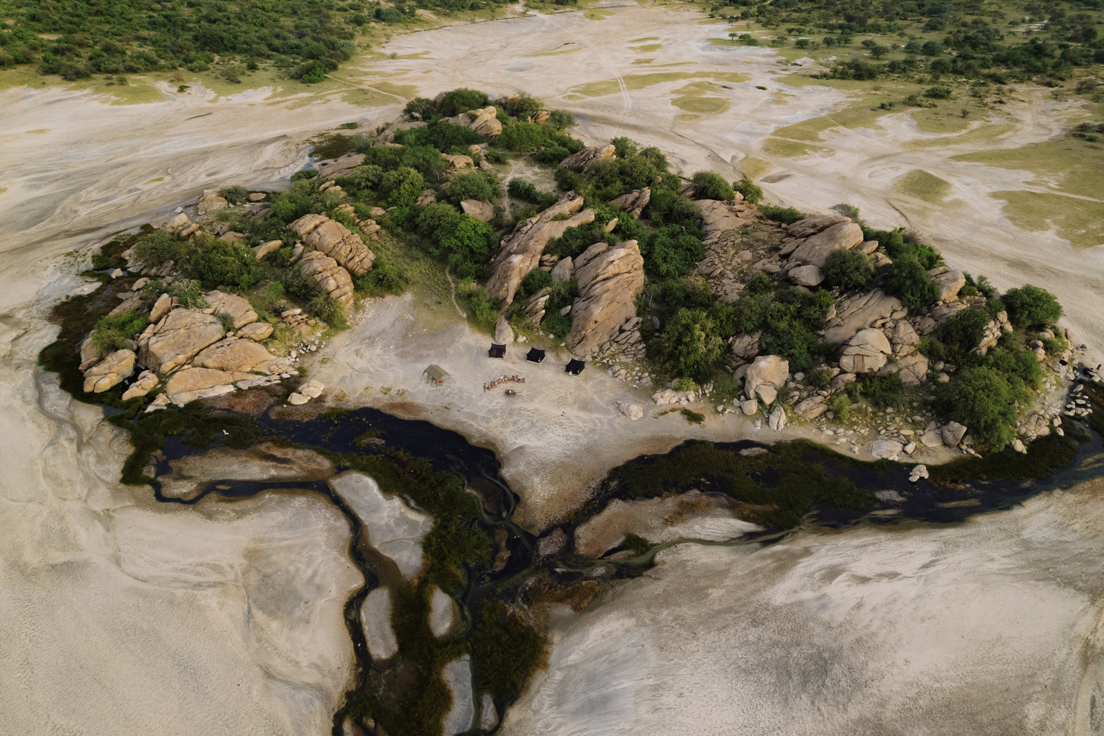 Ombako Fly Camp Ombako Fly Camp: Zelte vor einer Felsgruppe