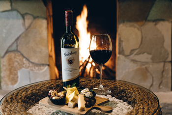 Amakoro Songa Lodge: Wein und Käse vor dem Kamin