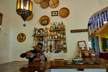 Arusha Safari Lodge: Bartender serviert Drink