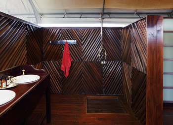 Camp Kalahari: Gästebad