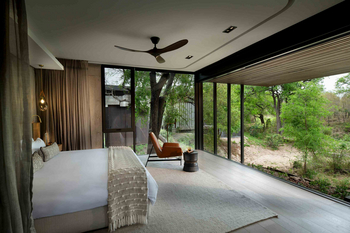 Cheetah Plains: Schlafzimmer mit Panoramafenster und Ledersessel