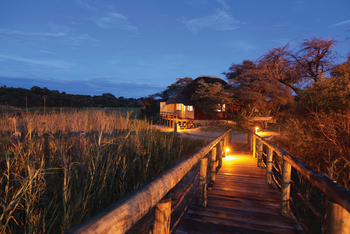 Hakusembe River Lodge: Abend auf dem Gelände