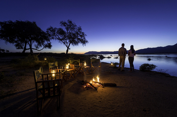 John's Camp John's Camp: Abend am Fluss