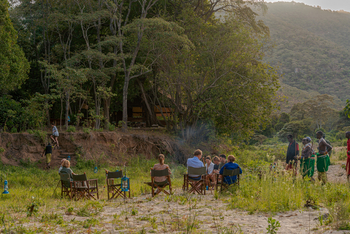 Kitich Forest Camp: Lagerfeuer im FLussbett