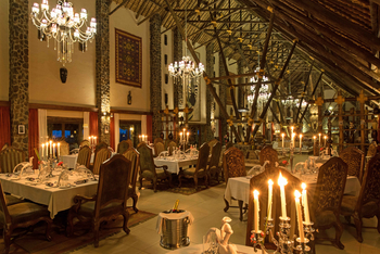 Lake Manyara Kilimamoja Lodge: Restaurant Interior am Abend