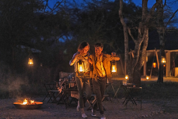 Legendary Songa Migrational Camp: Lagerfeuer bei Nacht