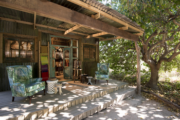 Linyanti Bush Camp: Sessel vor dem Souvenirshop