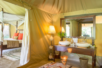 Mara Ngenche Safari Camp: Doppelwaschtisch