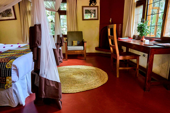 Moivaro Lodge: Schlafzimmer mit Moskitonetz und afrikanischem Läufer