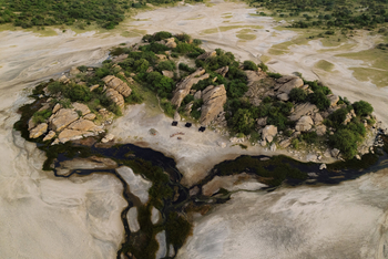 Ombako Fly Camp: Zelte vor einer Felsgruppe