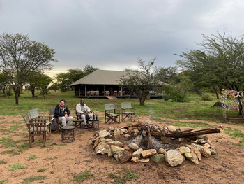 Ronjo Camp: Feuerplatz vor dem Camp