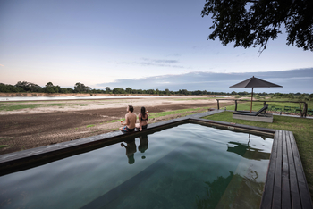 Shawa Luangwa Camp: Cocktails am Pool