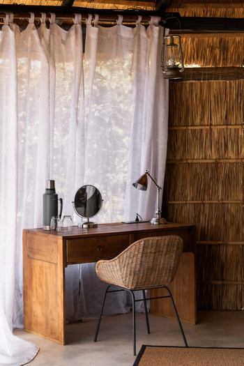 Time + Tide Mchenja Camp Time + Tide Mchenja Camp: Schreibtisch