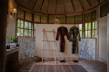 Volcanoes Kyambura Gorge Lodge: Gästebad