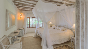 Alfajiri Villas Alfajiri Villas: Schlafzimmer in hellen Tönen Cliff Villa