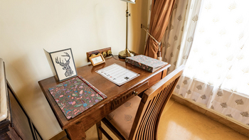 Bamboo Forest Safari Lodge: Chalet - Schreibtisch