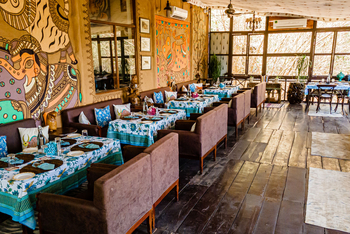 Bamboo Forest Safari Lodge: Tische im Wintergarten