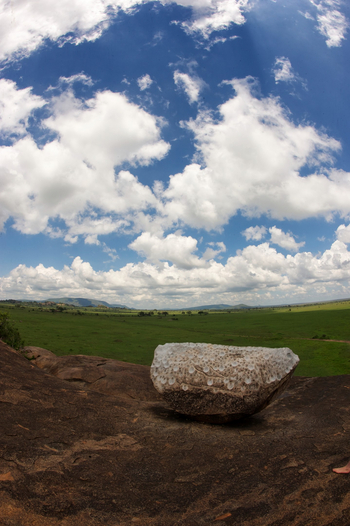 Dunia Camp: Wolken und Felsen
